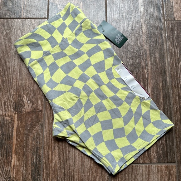 𝕐𝕖𝕝𝕝𝕠𝕨 𝕔𝕙𝕖𝕔𝕜𝕖𝕕 𝕓𝕚𝕜𝕖𝕣 𝕤𝕙𝕠𝕣𝕥𝕤!❁ - Picture 1 of 6